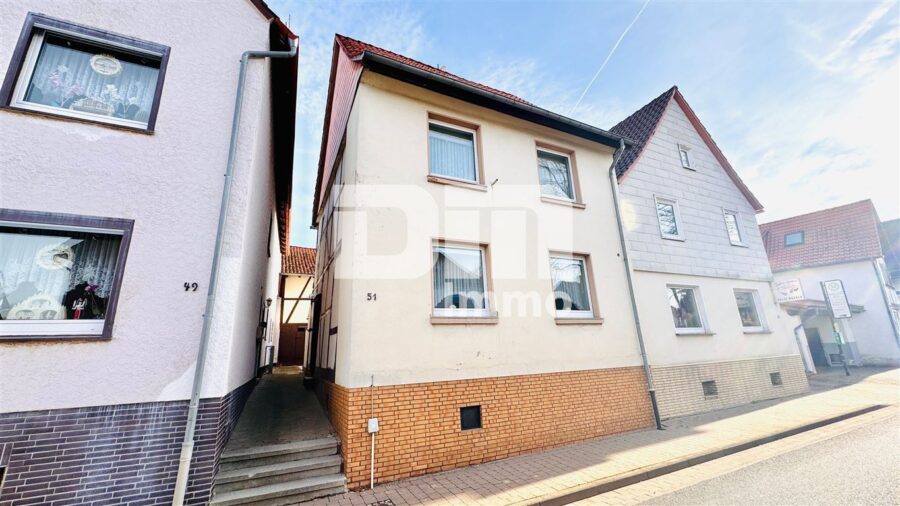 (R)eserviert!Gepflegtes Einfamilienhaus mit 2 Nebengebäuden und Garten - Frontansicht